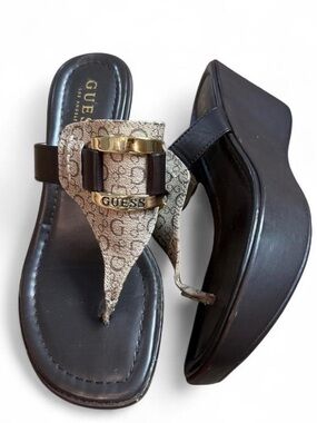 Y2K Guess Logo Platform Thong Sandals Brown Wedge Heels Size 6.5 2000s inspired